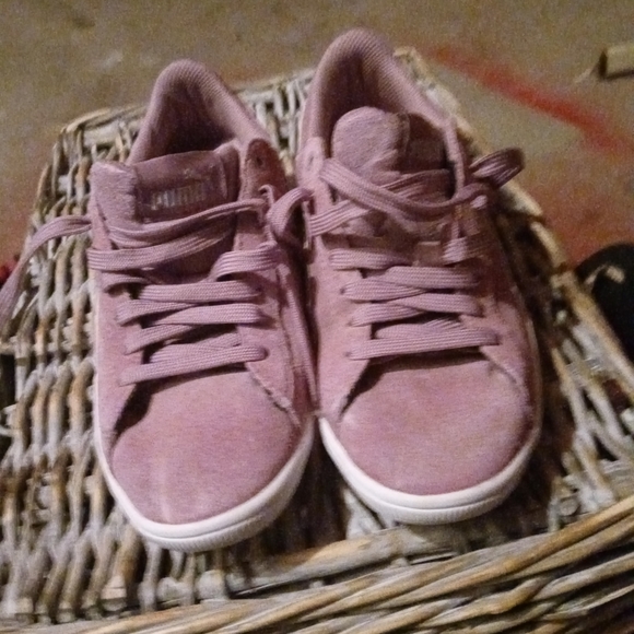 Young girls pumas purple 🟣💜 sz 7 - Picture 3 of 6
